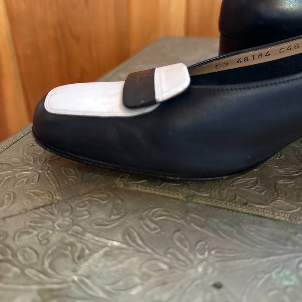 SALVATORE FERRAGAMO Davidia Navy and White Block Heel Shoes - 8 ½ - Picture 6 of 15